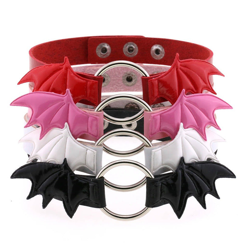 Halsband Kunstleder PU, mit Lack-Fledermausflügeln