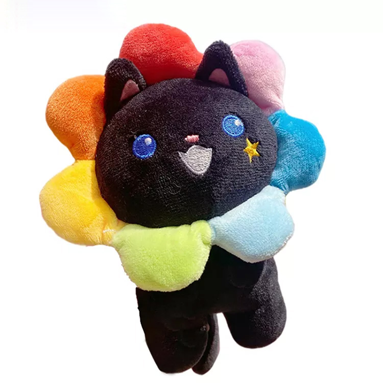 SA-22-001-schw Plüschiger Schlüsselanhänger in Katzenform in schwarzer Farbe. Sie trägt einen blumenförmigen Kragen und jede Blüte hat eine andere Farbe des Regenbogens.