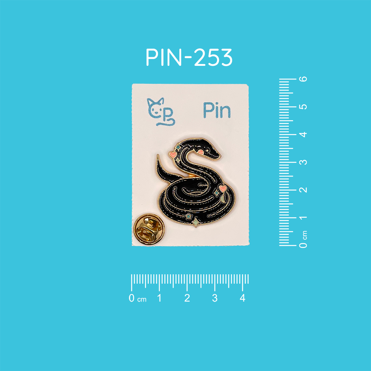 Pin mit dem Motiv einer schwarzen Schlange, deren Körper aufgerollt ist, doch ihr Kopf ist erhoben. Entlang ihres Körpers sieht man rosa Herzdetails und weitere Formen in den Farben blau und grün.