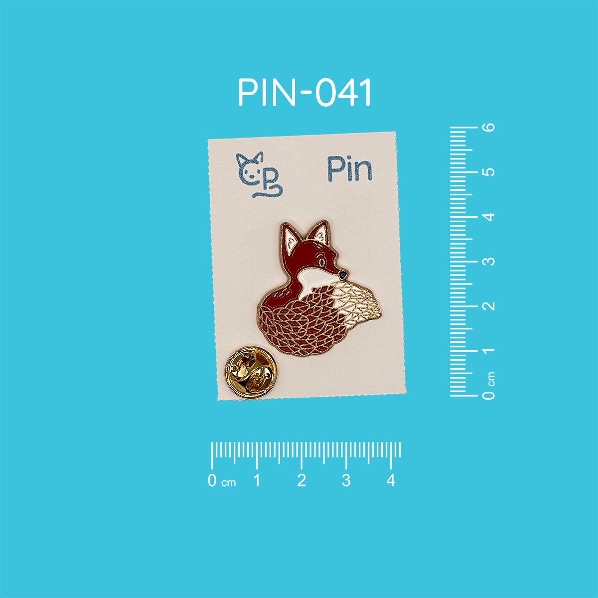 Pin mit dem Motiv eines braunen sitzenden Fuchses. Sein Schwanz hat die Struktur von vielen übereinanderlappenden Blättern.