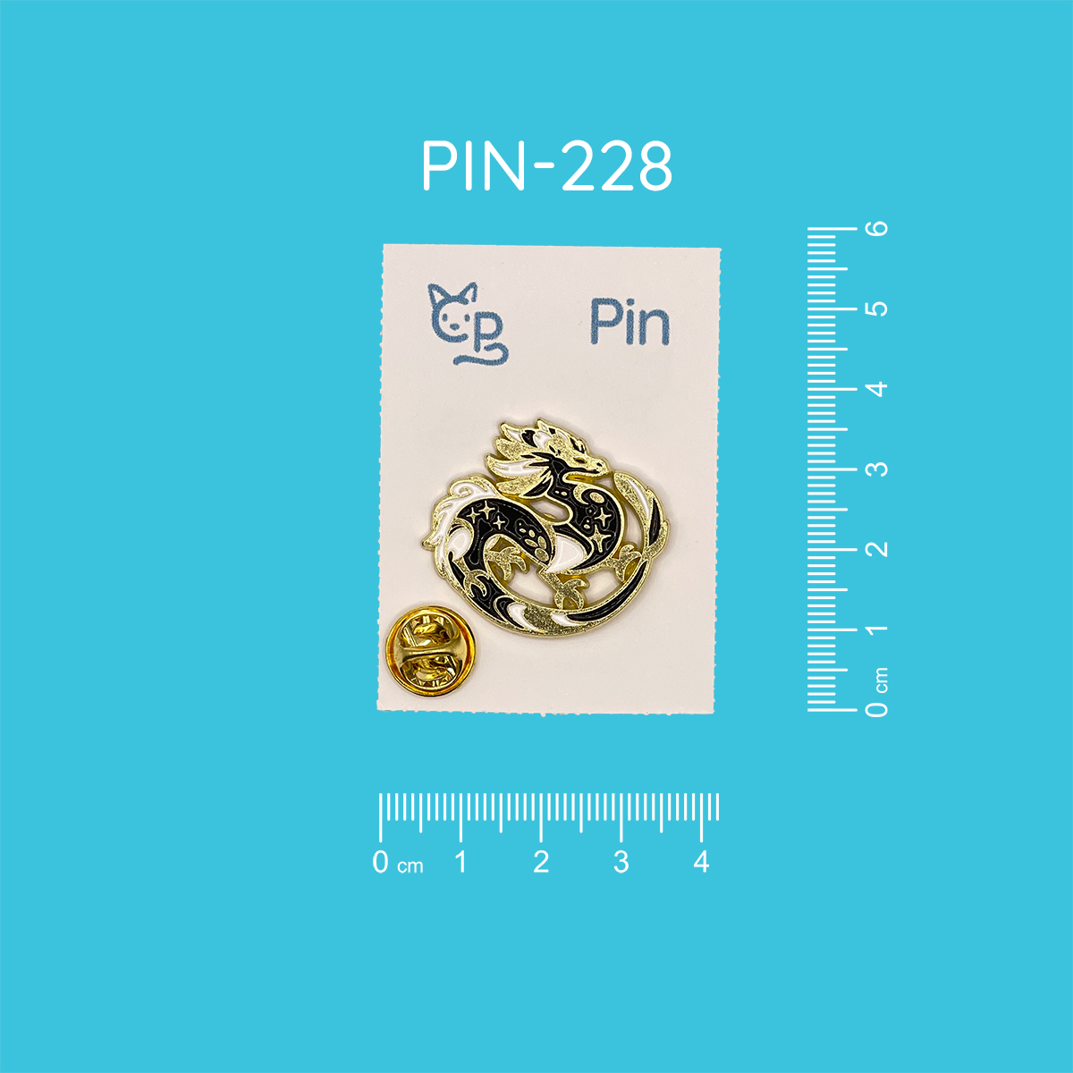 Goldener Pin mit dem Motiv eines schwarz-weißen Drachen, dessen Körper mit goldenen Sternen verziert ist.