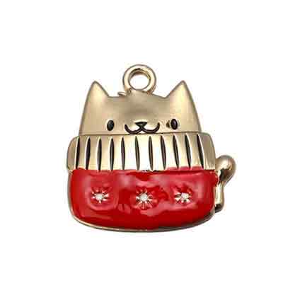Goldener 3D-Anhänger in Form eines roten Strickkörbchens, in dem eine lächelnde goldene Katze sitzt.