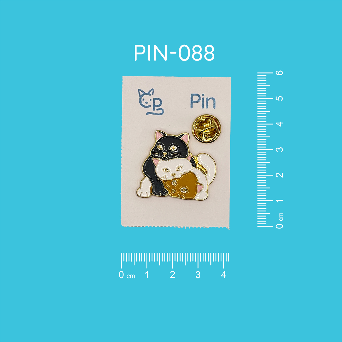 Pin mit dem Motiv von drei aufeinander liegenden Katzen. Ganz unten liegt eine braune, darüber eine weiße und ganz oben eine schwarze.