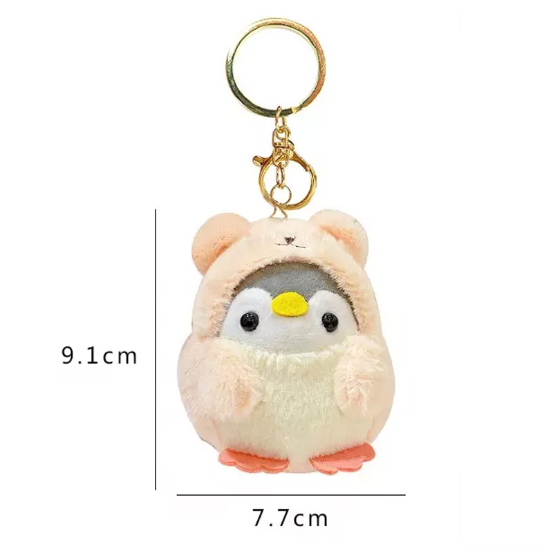 Pingu_ Plüschpinguine-Schlüsselanhänger in rosafarbenem Bärenkostüm.