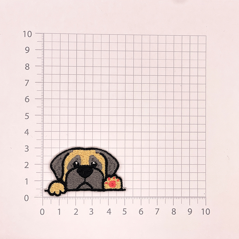 Ein Aufnäher eines beige-grauen Hundes, der traurig schaut und aussieht, als wenn er sich mit einer Pfoten und dem Kinn auf etwas abstützt, und der die andere Pfote hochhält als wenn er winkt.