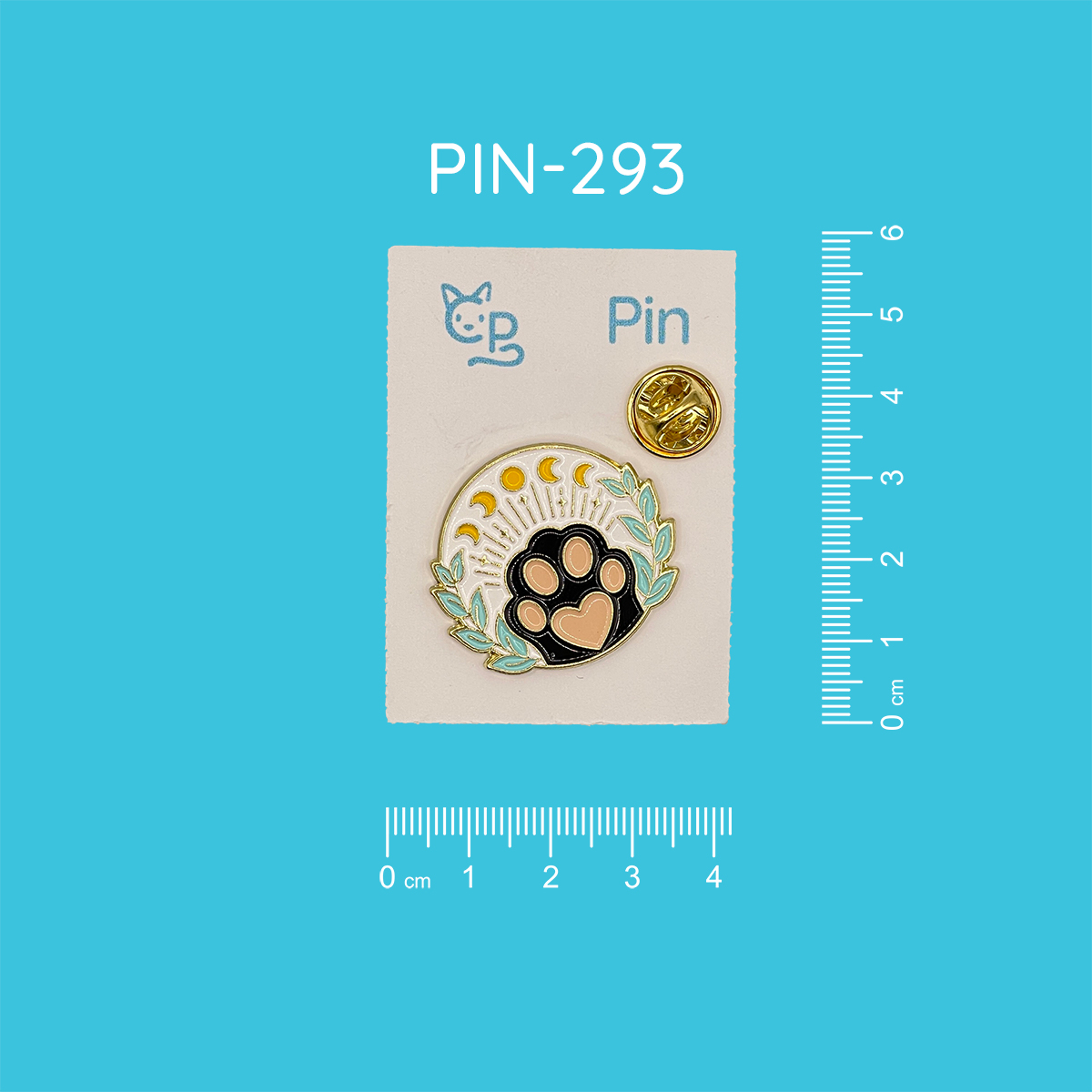 Pin mit dem Motiv einer schwarzen Katzenpfote mit rosafarbenen Details vor einem weißen Kreis, der in gelb die Mondphasen abbildet und mit Blätterkränzen zu beiden Seiten verziert ist..