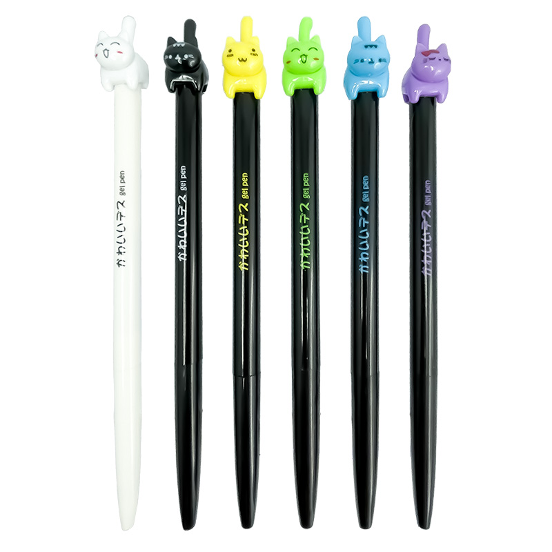 St-22-001_Gelstifte_Katze Ein weißer und 5 schwarze Stifte mit Katzenfiguren in unterschiedlichen bunten Farben.