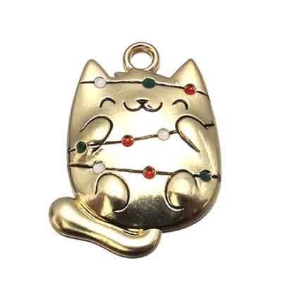 Goldener 3D-Anhänger in Form einer Katze, die mit geschlossenen Augen lächelt. Sie ist in eine bunte Lichterkette eingewickelt.