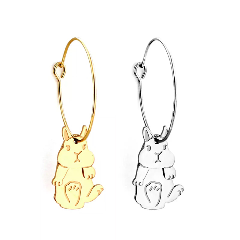 MS-22-002-Hase Hasenohrringe in gold oder silber. Es handelt sich um Creolen, an denen die Hasen nach unten hängen.
