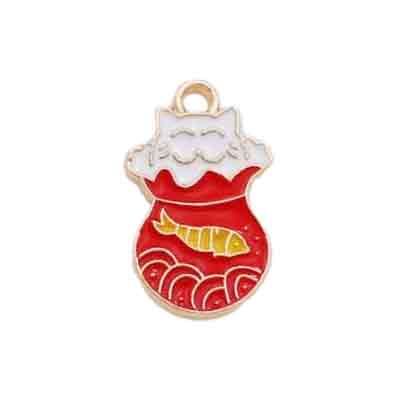 Goldener Anhänger in der Form eines roten Beutels, auf dem ein gelber Fisch abgebildet ist. Daraus schaut eine weiße Katze mit dem Kopf hervor, die mit geschlossenen Augen lächelt.