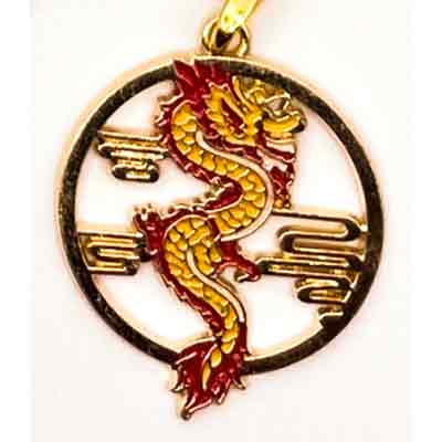 Goldener runder Anhänger, in dessen Mitte ein rot-goldener Drache schwebt.