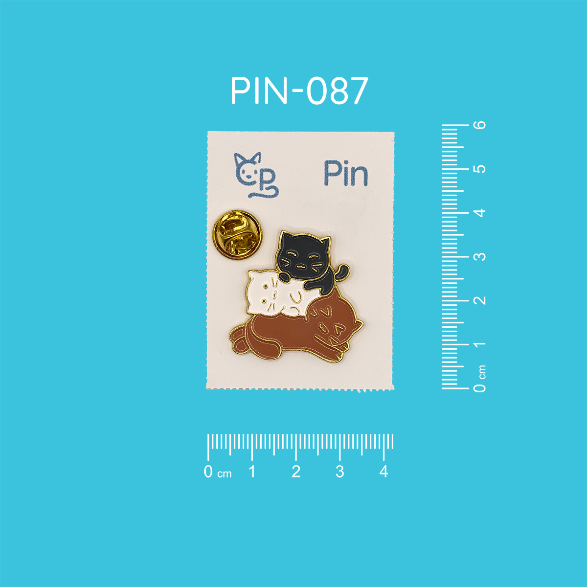 Pin mit dem Motiv von drei aufeinander liegenden Katzen. Ganz unten liegt eine braune, darüber eine weiße und ganz oben eine schwarze.