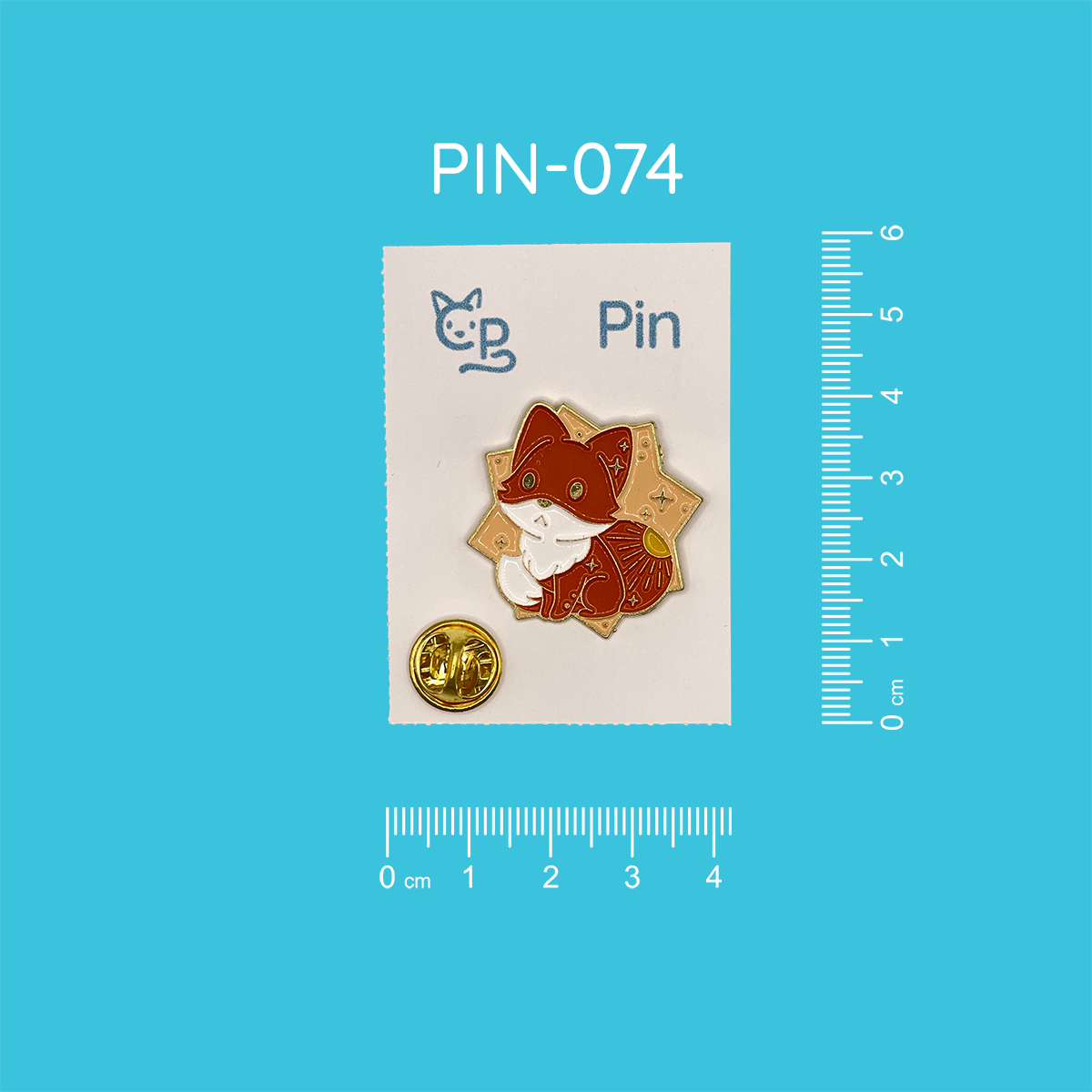 Pin mit dem Motiv eines rot-weißen Fuchses vor einem gelben 8-eckigen Sternes.