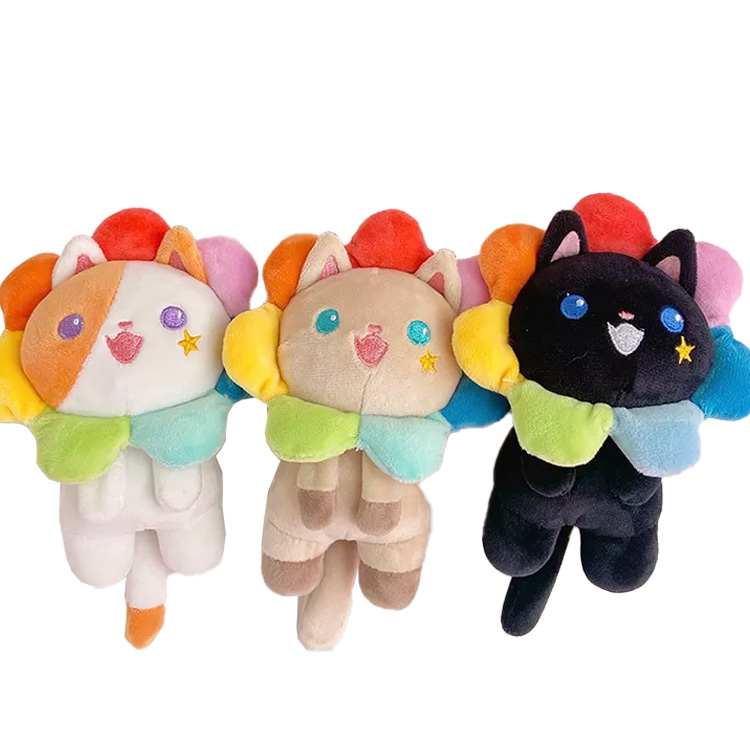 SA-22-001 3 plüschige Schlüsselanhänger in Katzenform in verschiedenen Farben. Sie tragen blumenförmige Kragen und jede Blüte hat eine andere Farbe des Regenbogens.
