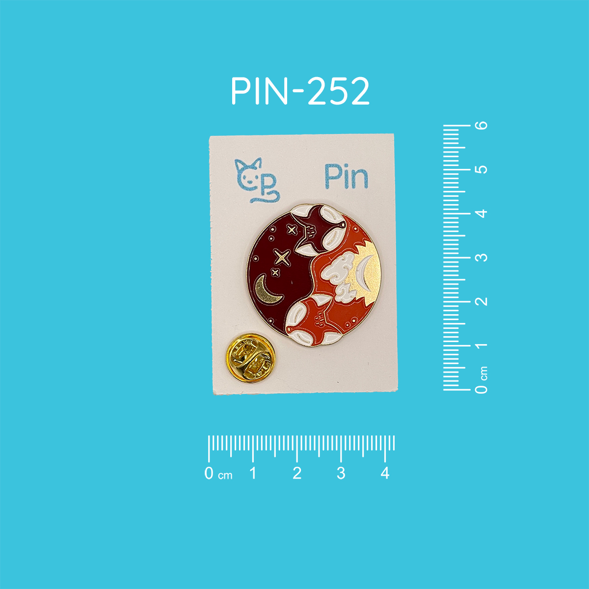 Pin mit dem Motiv zweier Füchse, die schlafend aneinander gekuschelt liegen, jeweils mit dem Kopf am Hinterteil des anderen. Einer ist schwarz, der andere rot und beide haben goldenen Monddetails auf dem Körper.