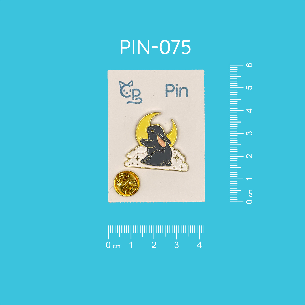 Pin mit dem Motiv eines grauen Hasens, der vor einem gelben Halbmond auf einer weißen glitzernden Wolke sitzt.