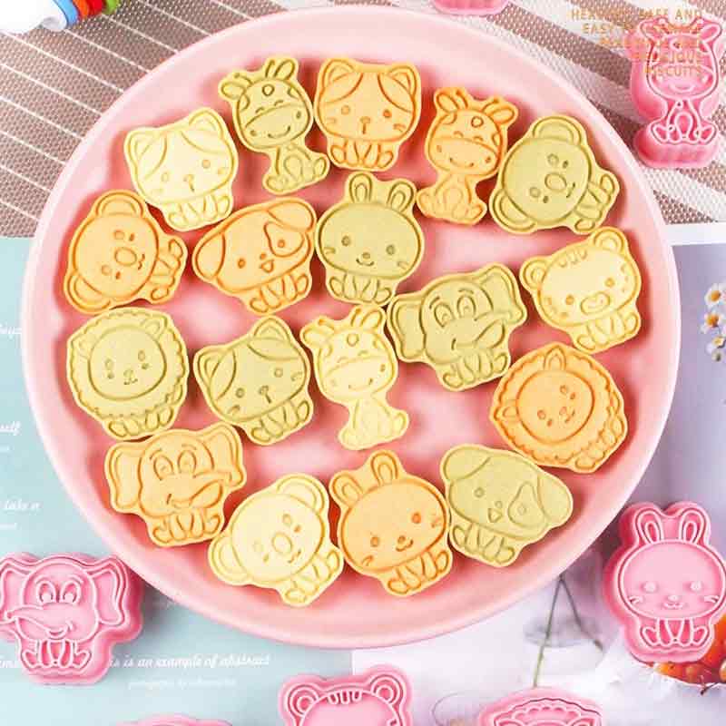 Eine Schale mit Tierkeksen, die aus den Keksausstechern gemacht wurden.