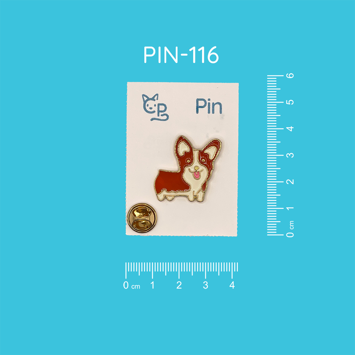 Pin mit dem Motiv eines braun-weißen stehenden Hundes mit herausgestreckter Zunge und kurzen Beinen.