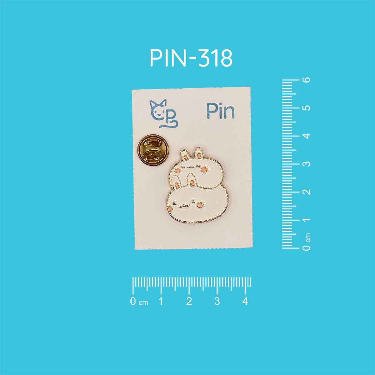 Pin mit dem Motiv zweier kugelförmiger weißer Hasen. Einer liegt auf dem anderen.