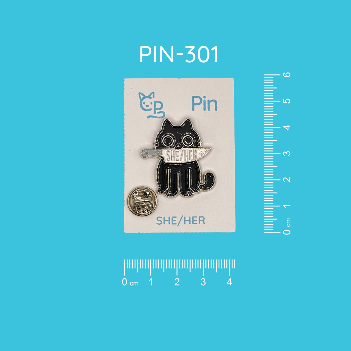 Pin mit dem Motiv einer schwarzen sitzenden Katze, die ein Messer im Mund hält, auf dem "SHE/HER" steht.