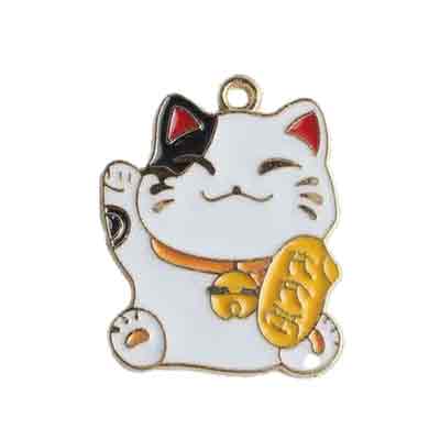 Goldener Anhänger in Form einer schwarz-weißen sitzenden und winkenden Katze. Sie hat die Augen geschlossen und lächelt.