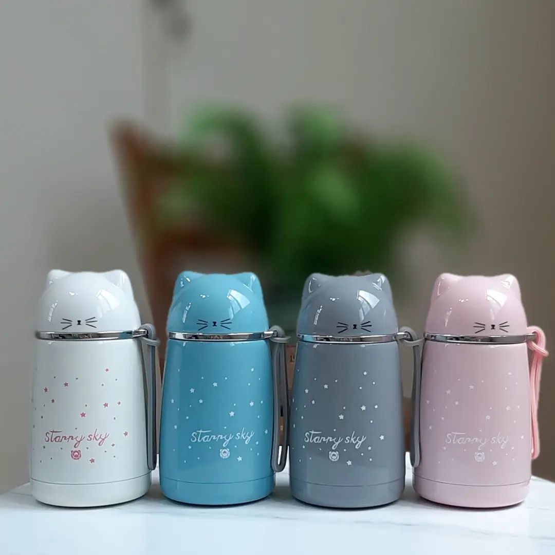 4 Thermoskannen, deren Deckel die Form von Katzenköpfen haben. Auf ihnen steht "Starry sky" und es gibt die Farben weiß, blau, grau und rosa.
