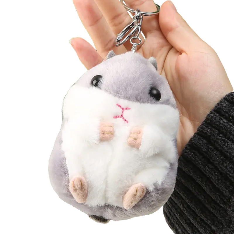 Plüschiger Schlüsselanhänger in Hamsterform in dunkelgrauer Farbe.