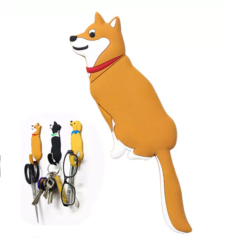 WG-22-007-H-Shiba Große Abbildung eines Silikonhakens in der Form eines braun-weißen Hundes. Daneben sind noch 3 Haken aus der Entfernung abgebildet, die verschiedene kleine Gegenstände tragen.