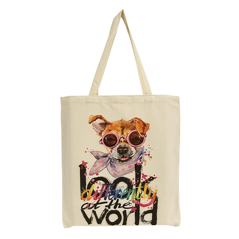 Baumwolltasche mit dem Motiv eines weiß-orangefarbenen Chihuahuas  mit einem Schriftzug "Look differently at the world." Die Schrift ist schwarz, nur das Wort "differently" ist in Regenbogenfarben.