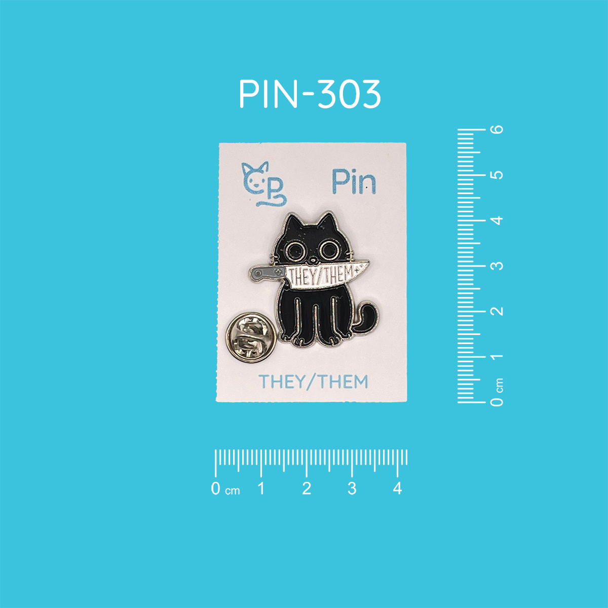 Pin mit dem Motiv einer schwarzen sitzenden Katze, die ein Messer im Mund hält, auf dem "THEY/THEM" steht.