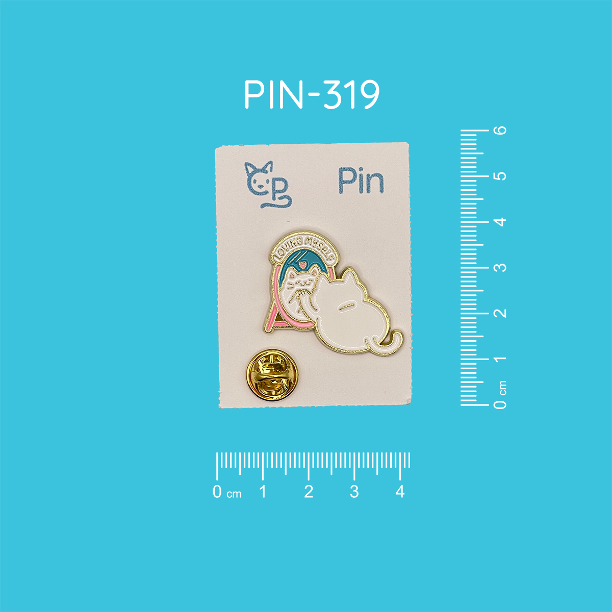 Pin mit dem Motiv einer weißen Katze, die vor einem rosafarbenen Spiegel sitzt. In ihrem Spiegelbild erscheint ein rosa Herz über ihrem Kopf und auf dem Rahmen des Spiegels steht "LOVING myself".