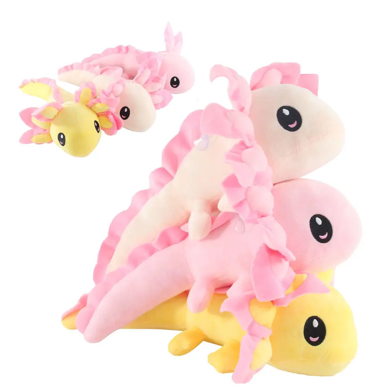 3 Axolotl-Plüschtiere, die aufeinander gestapelt liegen. Das untere ist gelb, das mittlere rosa, das obere cremefarben.