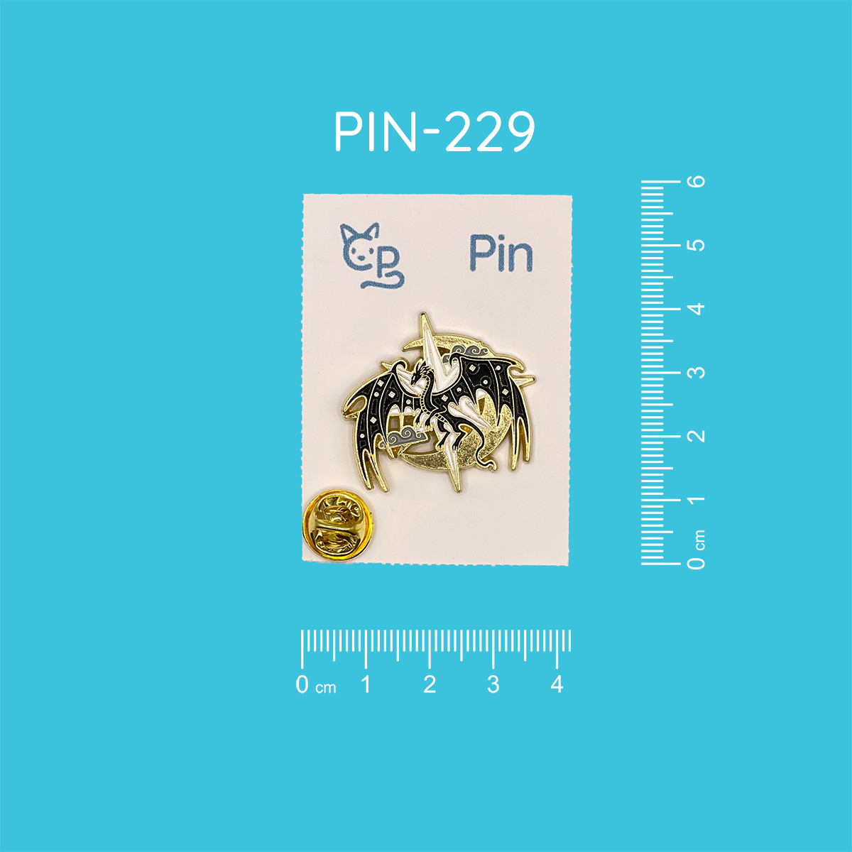 Goldener Pin mit dem Motiv eines fliegenden schwarzen Drachen mit goldenen Sternen auf den Flügeln. Hinter ihm sieht man einen goldenen Halbmond und einen großen weißen Stern.