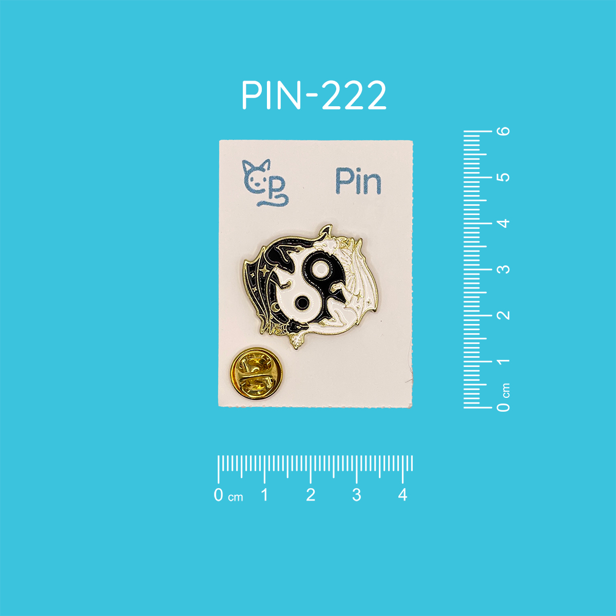 Pin mit dem Motiv eines Yin & Yang Symbols. Darauf liegen ein weißer und ein schwarzer Drache, die jeweils goldene Sterndetails auf dem Körper haben.
