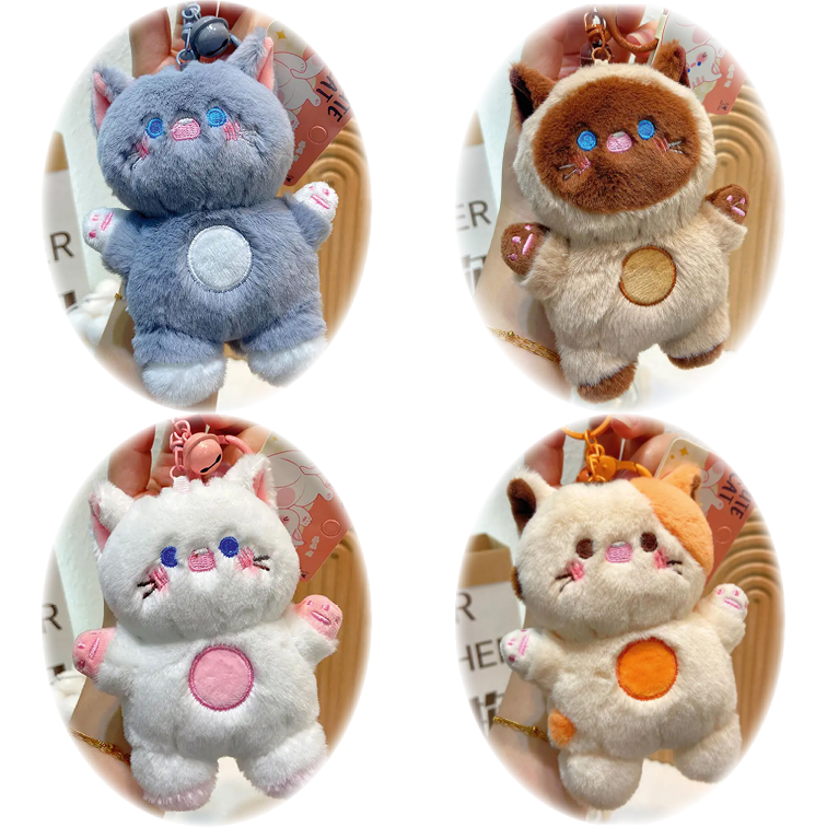 4 Katzenplüschtier-Schlüsselanhänger in den Farben grau, beige-braun, weiß und beige-orange.
