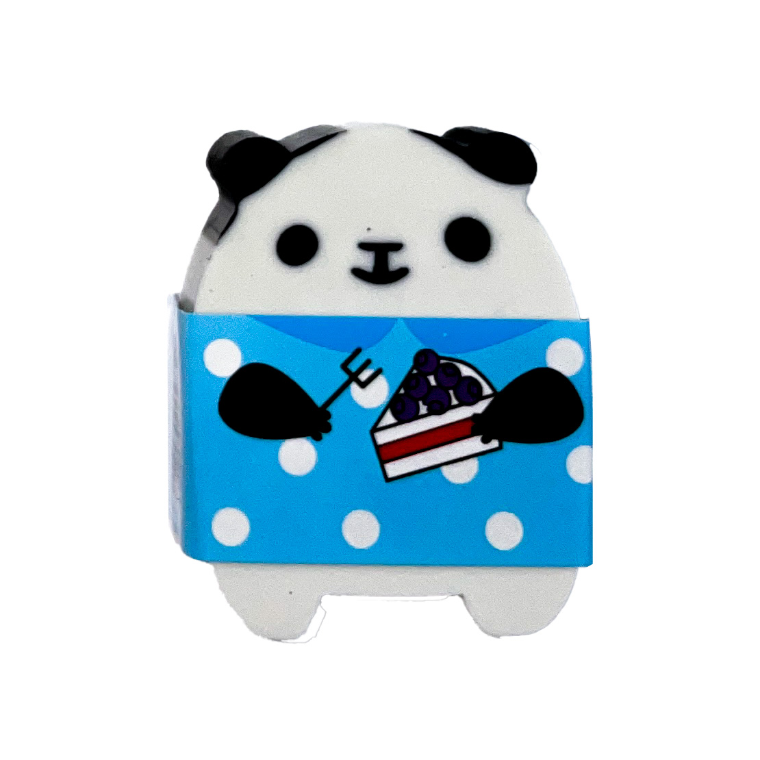 Pandaförmiger Radierer in blauem Shirt hält einen Kuchen und eine Gabel in den Händen.