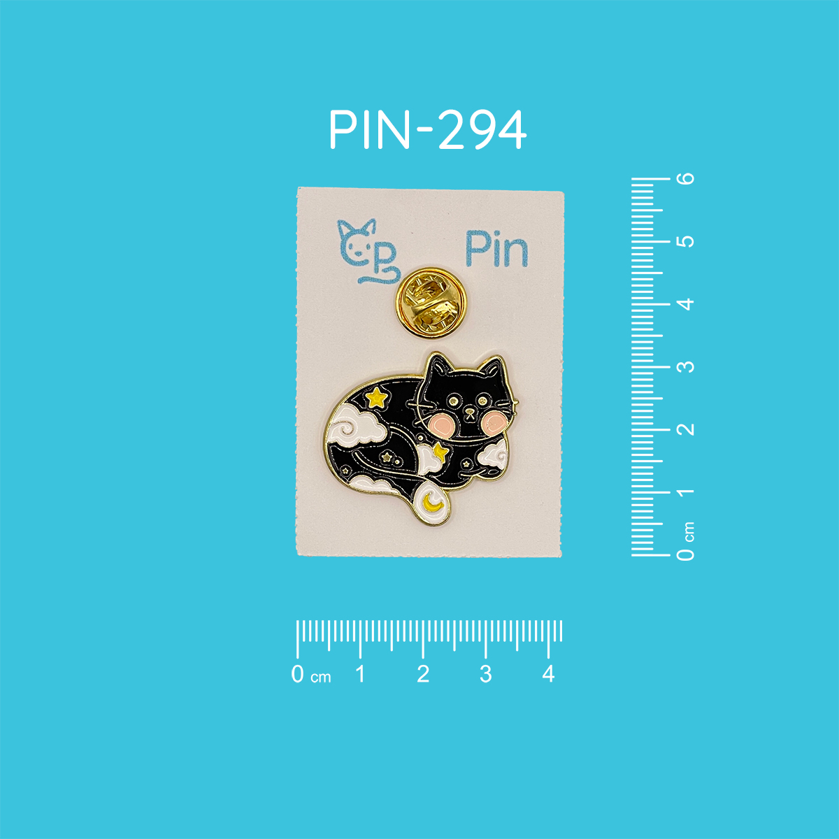 Pin mit dem Motiv einer schwarzen sitzenden Katze mit Wolken und Sternen im Fell und rosafarbenen Wangen.