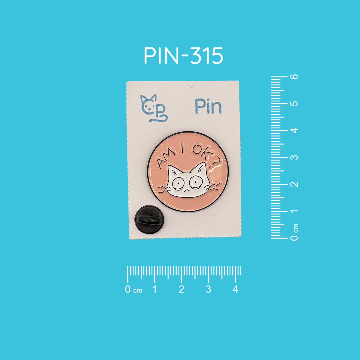 Pin in Kreisform mit dem Motiv eines weißen Katzengesichts auf lachsfarbenem Hintergrund, welches einen nervösen Gesichtsausdruck hat. Über dem Gesicht steht der Schriftzug "AM I OK?"