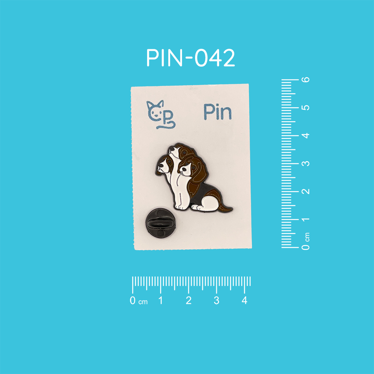 Pin mit dem Motiv eines dreiköpfigen braun-weißen Hundes mit Schlappohren.