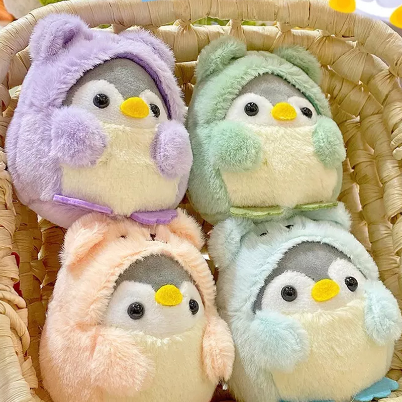 Pingu 4 Plüschpinguin-Schlüsselanhänger in Bärenkostümen in den Farben lila, grün, orange oder blau.