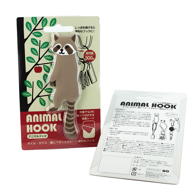WG-22-007-Wasch_0 Ein grau-brauner Waschbär-Haken in der Verpackung.