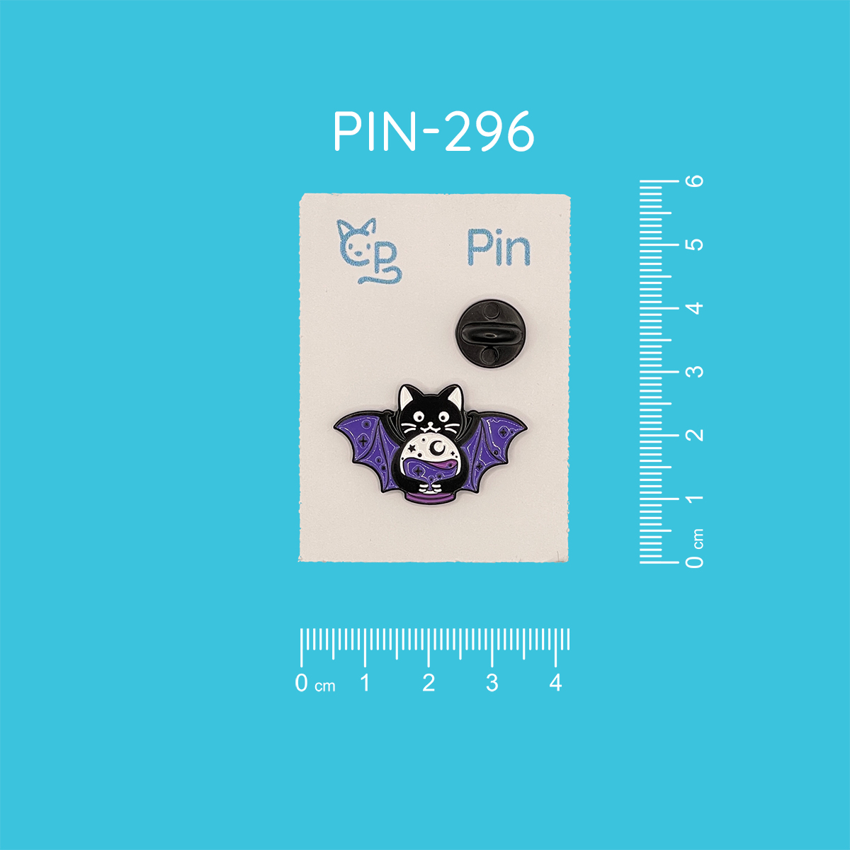 Pin mit dem Motiv einer schwarz-weißen stehenden Katze mit dunklen lilafarbenen Fledermausflügeln, die vor einer Glaskugel steht und die Hände in die Höhe hält.