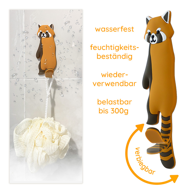 WG-22-007_000 Ein roter Waschbär-Klebehaken ist an der Fliesenwand einer Dusche befestigt und trägt einen Luffaschwamm.
