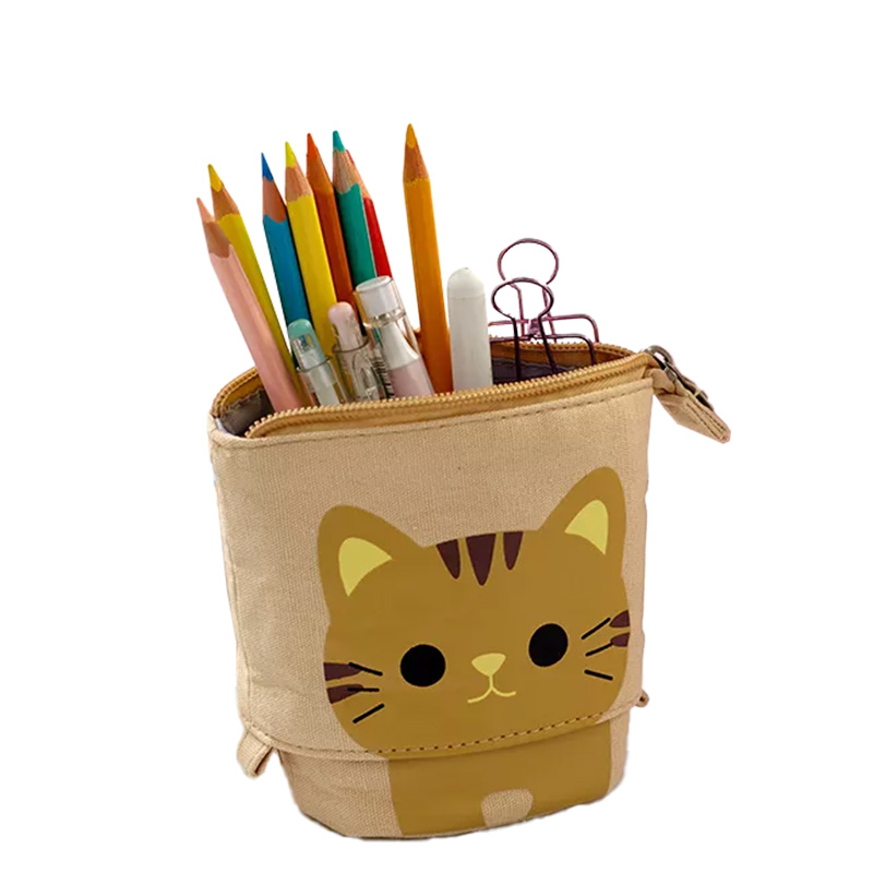 Geöffnetes beigefarbenes Federpenal mit Katzendesign. Es ist geöffnet und darin befinden sich mehrere Stifte, ein Radierer und eine Aktenklammer.