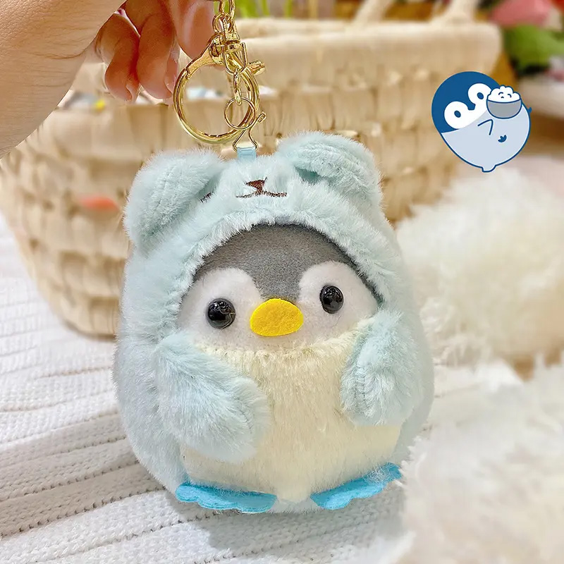 Schlüsselanhänger Plüsch Pinguin 9 cm Plüschpinguine-Schlüsselanhänger in blauem Bärenkostüm.