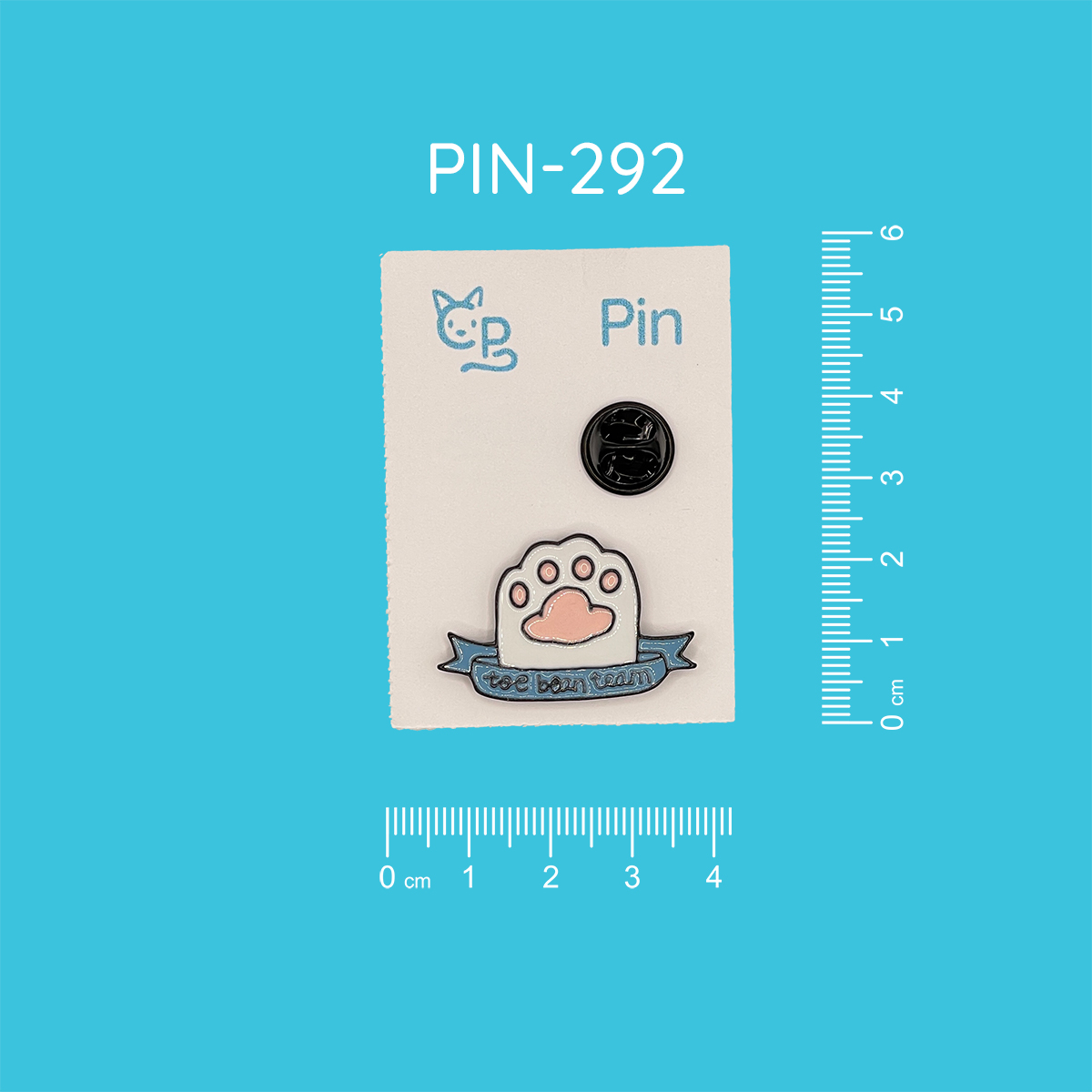 Pin mit dem Motiv einer weißen Katzenpfote mit rosafarbenen Details und dem Schriftzug "toe bean team" in schwarz auf einem blauen Banner.