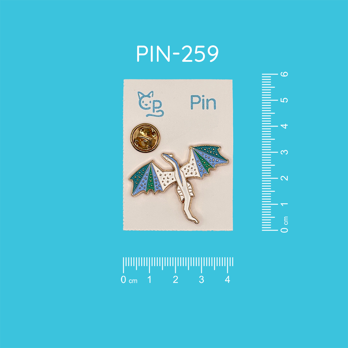 Pin mit dem Motiv eines fliegenden weißen Drachen mit goldenen Punkten, dessen Flügel blau und grün gestreift sind.